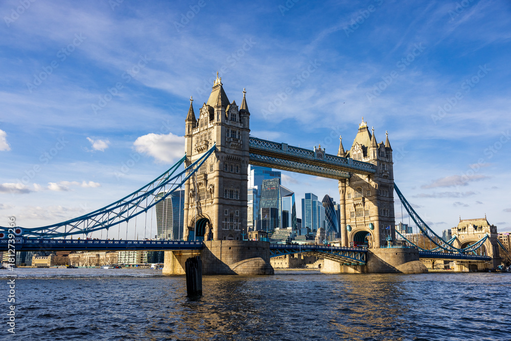 Obraz premium Iconic Tower Bridge over River Thames, framed by London's contemporary skyline.