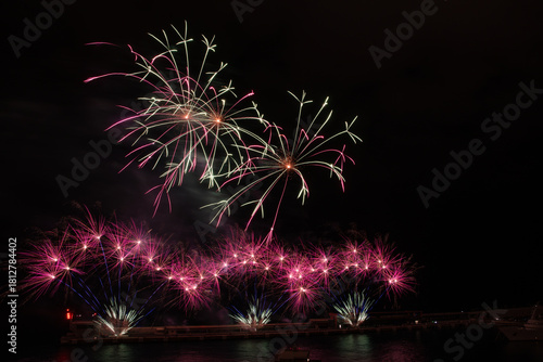 Feu d'artifice dans le port Hercule en Principauté de Monaco à l'occasion de la fête nationale