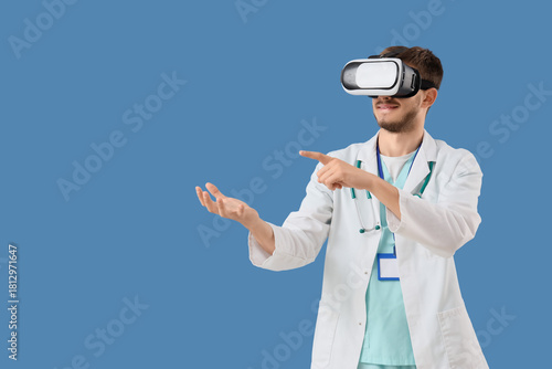 Male doctor in VR glasses u...