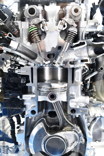 自動車エンジンのカットモデル