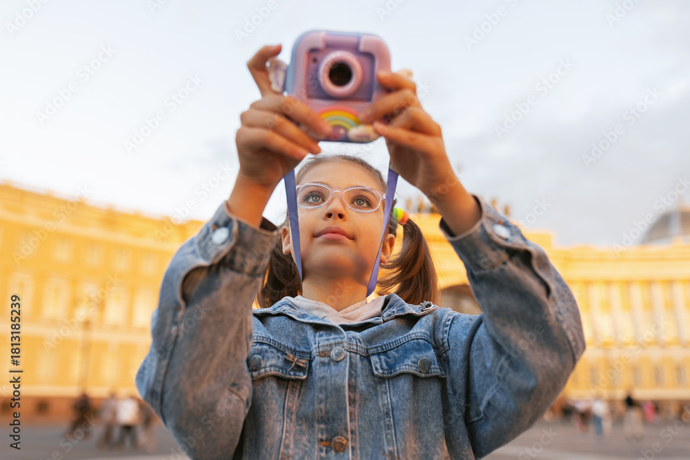 Φωτογραφία Portrait girl tourist takes photo of landmark in center of St
