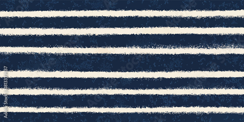 짙은 남색 배경에 굵고 옅은 줄무늬 패턴의 추상적인 텍스처 배경