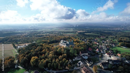 Góra Świętej Anny, z klasztorem franciszkańskim oraz bazyliką z relikwiami św. Anny. Śląsk w Polsce, panorama z lotu ptaka jesienią.