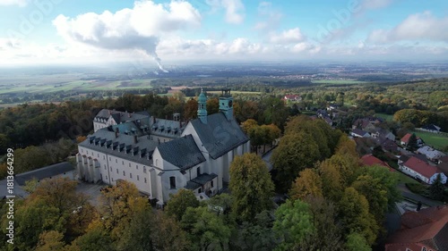 Góra Świętej Anny, z klasztorem franciszkańskim oraz bazyliką z relikwiami św. Anny. Śląsk w Polsce, panorama z lotu ptaka jesienią.
