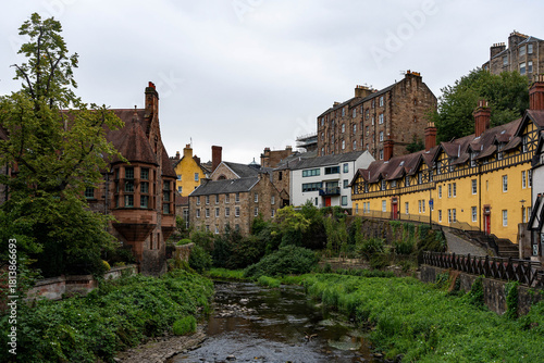 Blick auf die alten Häuser von Dean Village in Edinburgh in Schottland 