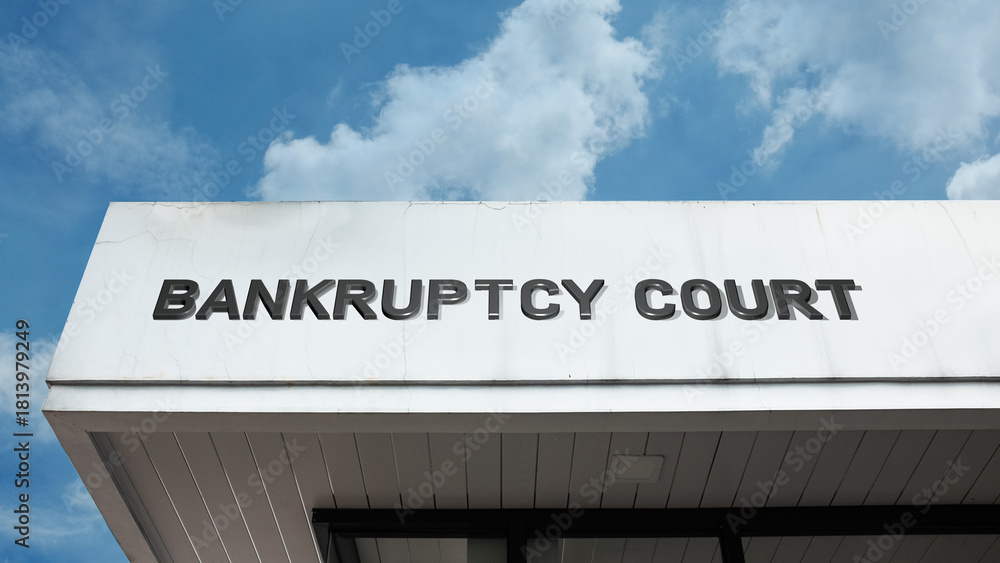 Obraz premium Bankruptcy Court word sign displayed on building under clear blue sky, representing legal proceedings, financial law, justice, and official institutions