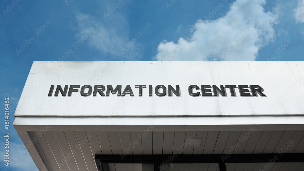 Obraz premium Information Center sign on a building against a clear blue sky, symbolizing public guidance, data provision, resource access, visitor services, and aid