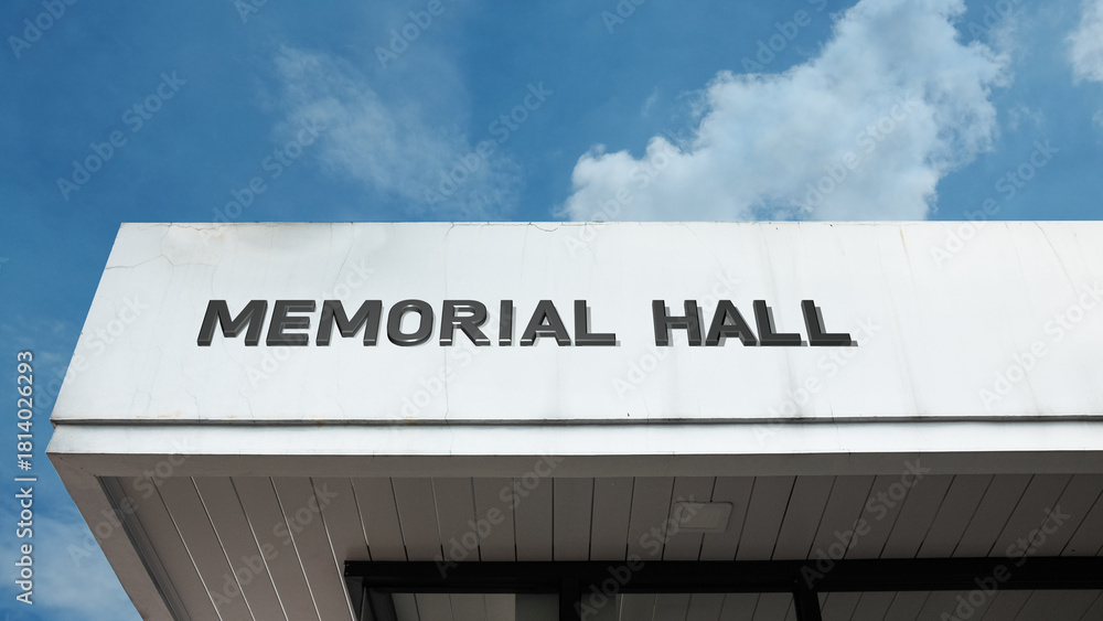 Obraz premium Memorial Hall sign on a building against a clear blue sky, symbolizing commemoration, historical tribute, public remembrance, civic heritage, and solemnity
