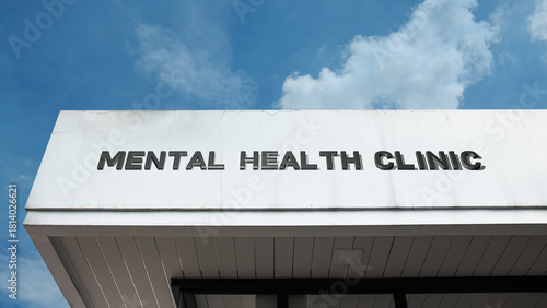 Schilderij op canvas Mental Health Clinic sign on a building against a clear blue sky, symbolizing ps