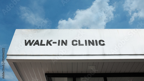 Tableau sur toile Walk-in Clinic word signage on a medical building under a blue sky, symbolizing