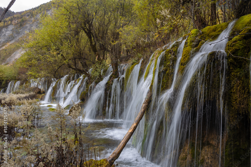 Obraz premium The Arrow Bamboo Lake Waterfall in Jiuzhaigou National Park is a famous tourist attraction in Sichuan, especially during the autumn leaves season, China
