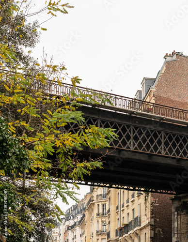Passerelle de la Petite ceinture, ancienne voie ferrée autour de Paris, France