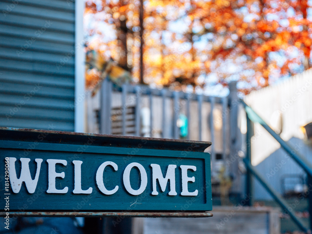 Obraz premium Welcome Sign on Home Outdoors