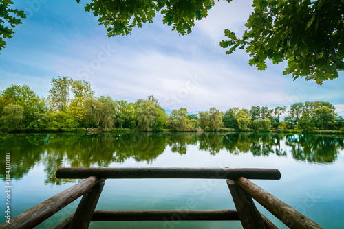 widok z pomostu na staw