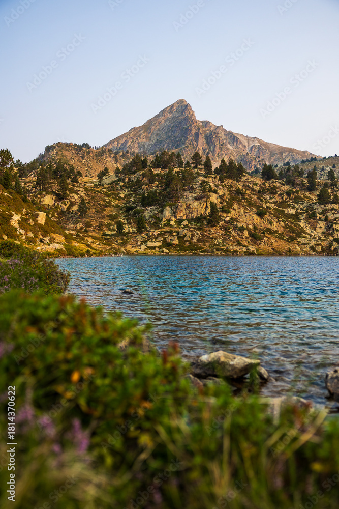 Obraz premium Pic du Bastan at dawn from Lac Supérieur near the refuge