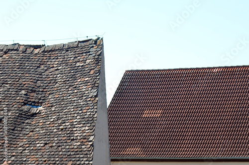 brüchiges Dach mit Biberschwanz Ziegeln