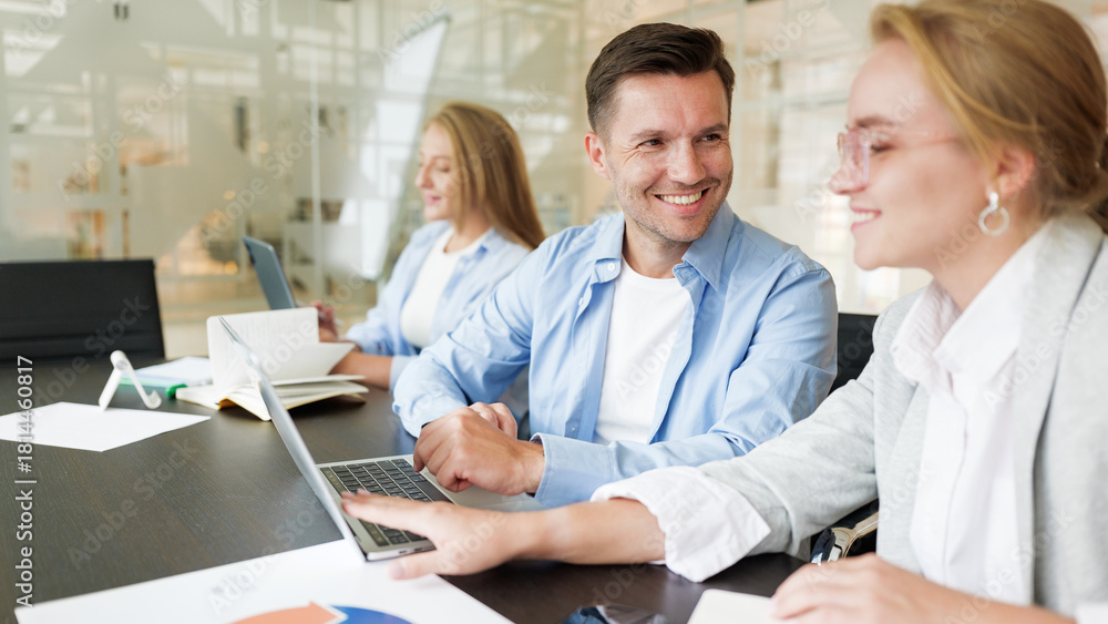 Fototapeta premium Team collaboration in a modern office setting