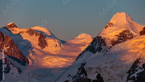 Tramonto sui Monte Rosa ed i suoi ghiacciai (con capanna margherita),  Valle d'Aosta, Italia. (Zumstein, Punta Gnifetti, Punta Parrot,Lyskamm)