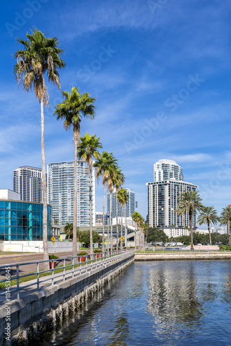 Cuadro en lienzo Saint Petersburg Florida waterfront at Tampa Bay with skyline in downtown St Pet