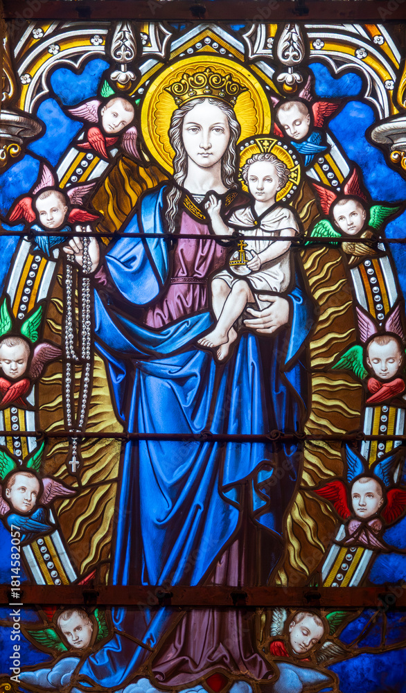 Obraz premium Stained glass (19th century) of Blessed Virgin Mary holding baby Jesus Christ in her arms.