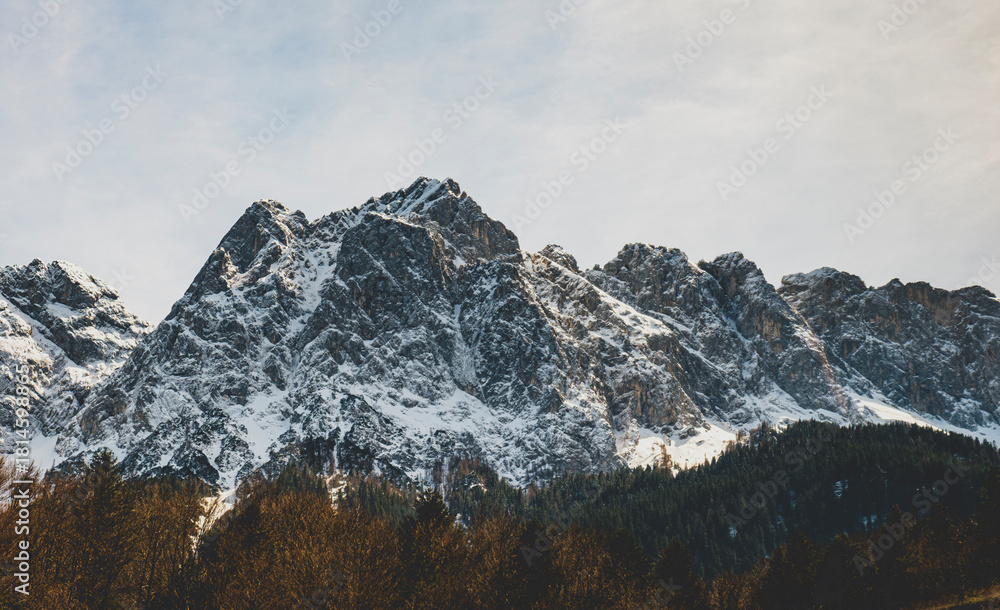 Obraz premium Snow-covered rocky mountain ridge in winter sunlight