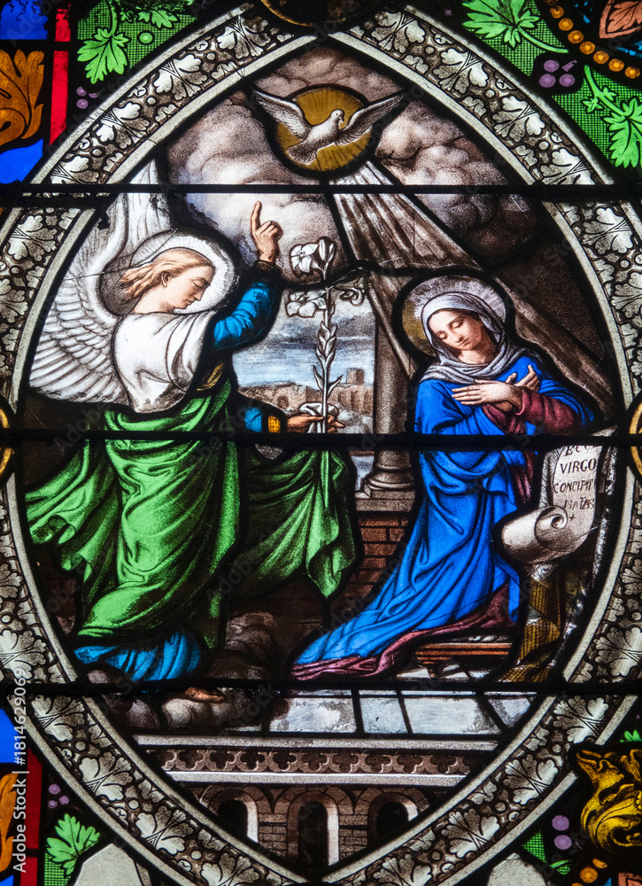 Fototapeta premium Stained glass (19th century) of Annunciation to the Blessed Virgin Mary by the Archangel Gabriel.