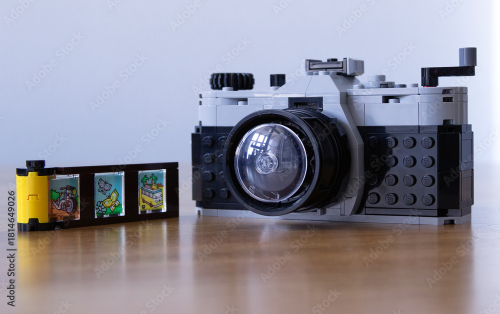 Obraz premium lego vintage film camera with a film roll isolated on the table