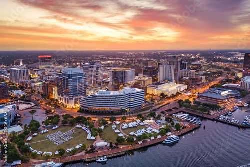 Canvastavla Norfolk, Virginia, USA downtown city skyline from over the Elizabeth River 1649