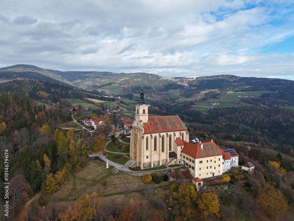 Fototapeta premium Wallfahrtskirche Mariä Geburt in Pöllauberg, Pöllautal, Steiermark