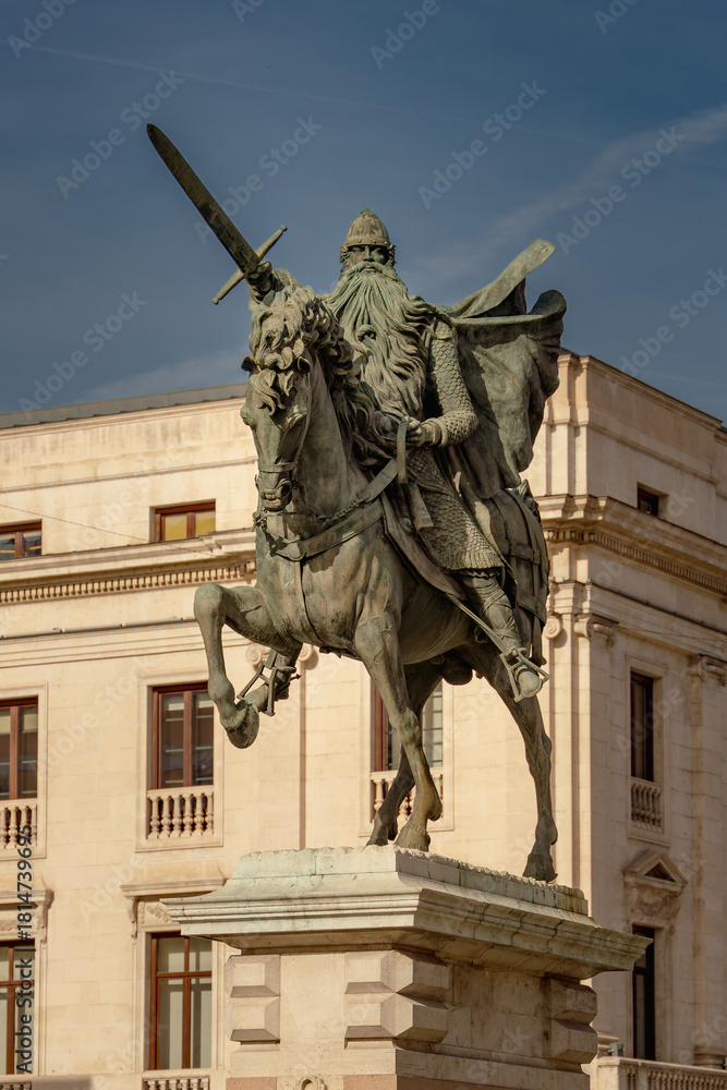 Obraz premium Majestic Equestrian Bronze Statue of El Cid (Rodrigo Díaz de Vivar) in Burgos, Spain