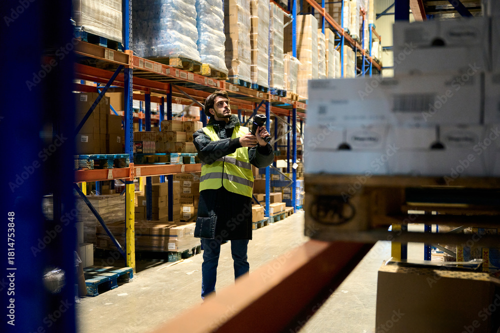 Obraz premium Worker scanning inventory in cold chain warehouse