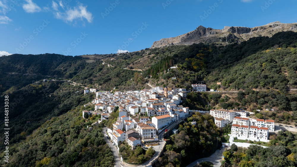 Fototapeta premium Vistas del municipio de Algatocín en el valle del Genal, España