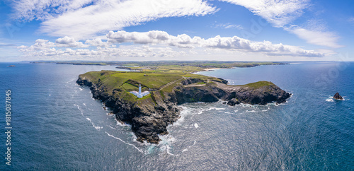 Luftaufnahme als weites Panorama vom Leuchtturm Trevose Head Lighthouse in der Grafschaft Cornwall in England