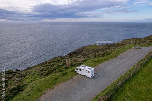 Luftaufnahme vom Leuchtturm Strumble Head Lighthouse und einem Wohnmobil an der Küste von Wales