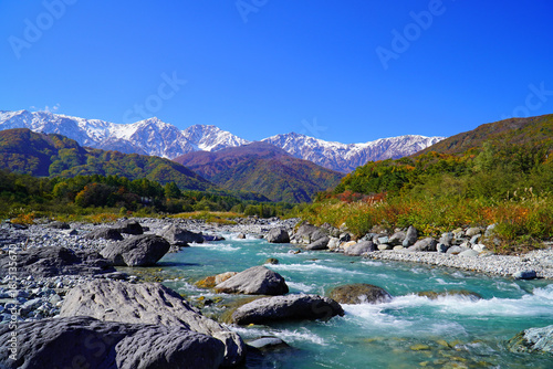 秋の白馬村から眺めた三段紅葉