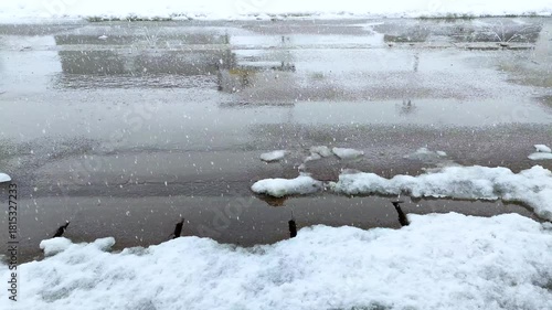 消雪道路に降る雪