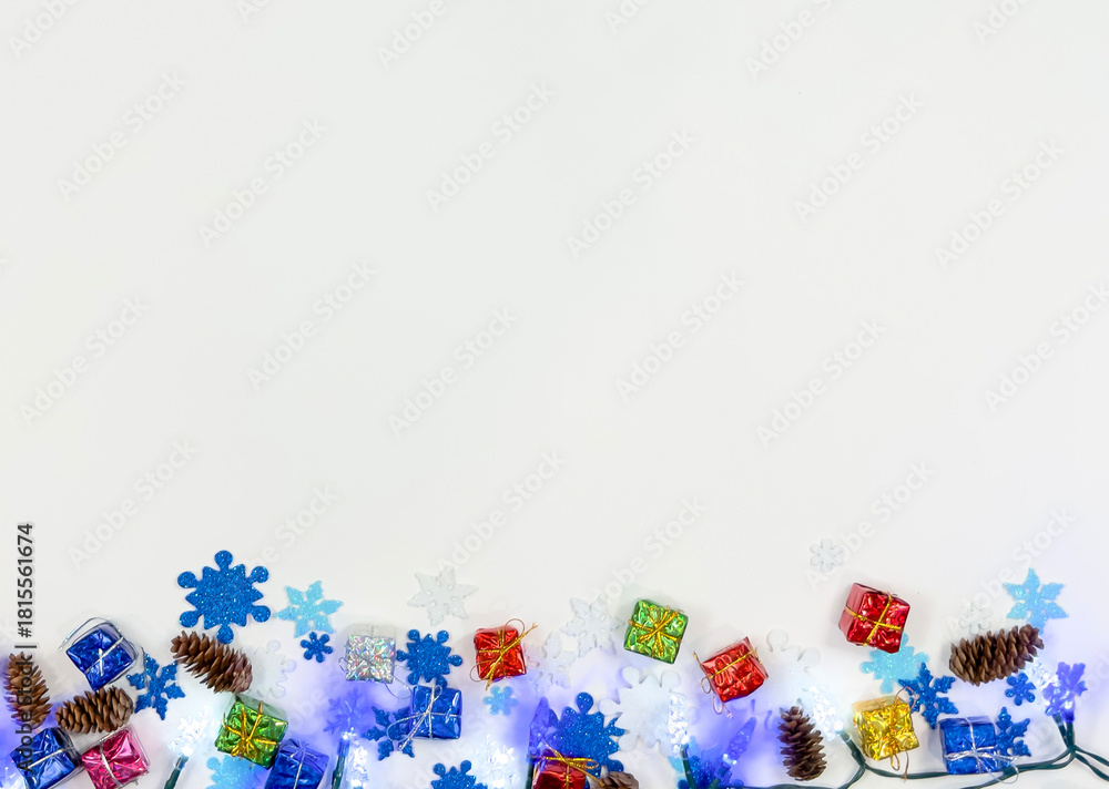 Naklejka premium Christmas decorations with snowflakes pinecones and gift boxes on white background