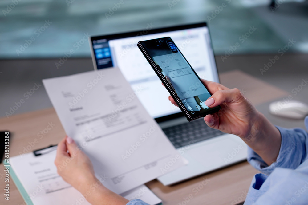 Naklejka premium Smartphone Photo Of OCR Document In Office