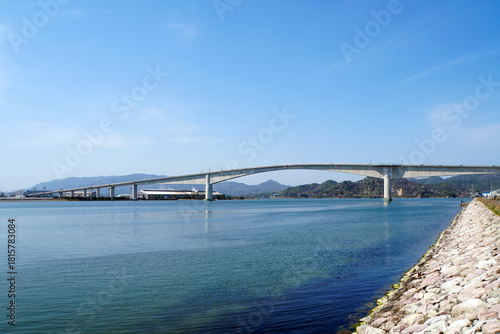 Obraz na płótnie 鳥取県と島根県をつなぐ、「ベタ踏み坂」として有名な江島大橋