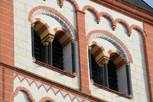 Teilansicht des Turms der Pfarrkirche St. Servatius in Siegburg mit Fenstern