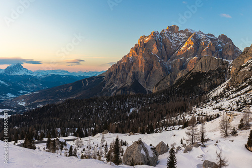 Das Cunturines-Massiv im Alpenglühen bei Sonnenuntergang vom Passo Valparola in Alta Badia in den Dolomiten, Italien, im Winter