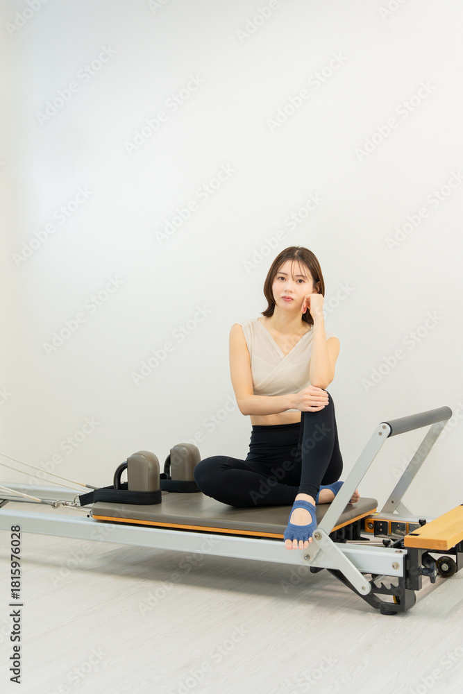 Fototapeta premium ピラティス女子 日本人女性がポーズ