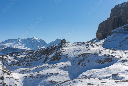 Die Kostnerhütte oder Rifugio Franz Kostner al Vallon in der Sella Gruppe im Skigebiet von Alta Badia und die Marmolada in den Dolomiten, Italien, im Winter