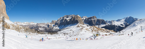 Das Skigebiet Gröden, Grödnertal oder Val Gardena und Val di Fassa mit den Bergen der Sella Gruppe und der Marmolada und dem Passo Sella oder Sellapass in den Dolomiten, Italien, im Winter