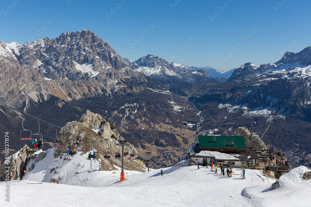 Fototapeta premium Panorama vom Tofana Skigebiet auf Cortina und den Berg Monte Cristallo in den Dolomiten, Italien, im Winter