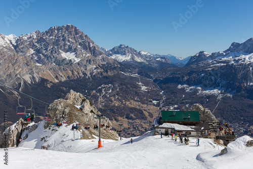 Panorama vom Tofana Skigebiet auf Cortina und den Berg Monte Cristallo in den Dolomiten, Italien, im Winter