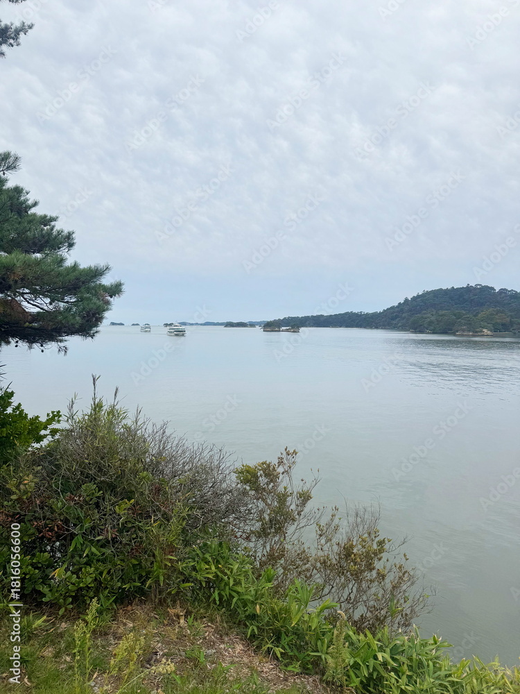 Fototapeta premium 曇天の湖の風景
