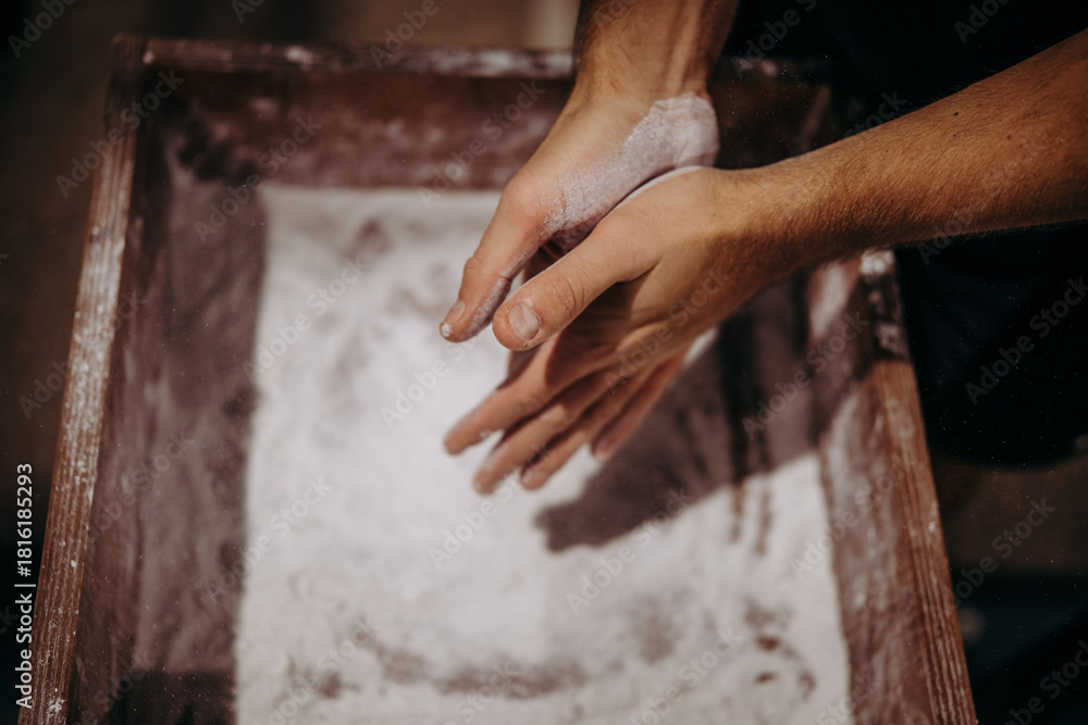 Naklejka premium Rozcieranie talku na dłoniach przed treningiem