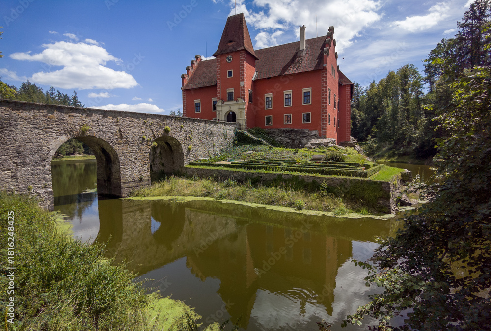 Naklejka premium Cervena Lhota Castle On the rock above the castle pond