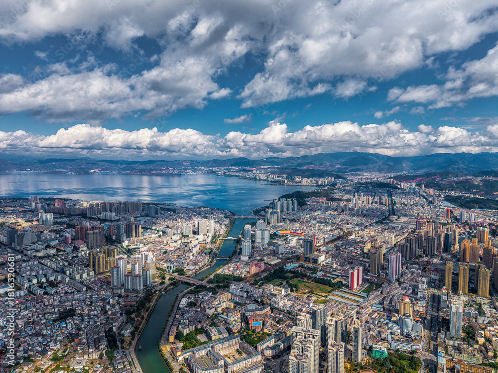 Obraz premium Aerial panoramic view of Xiaguan District, Dali City, Yunnan Province, China on a clear day.